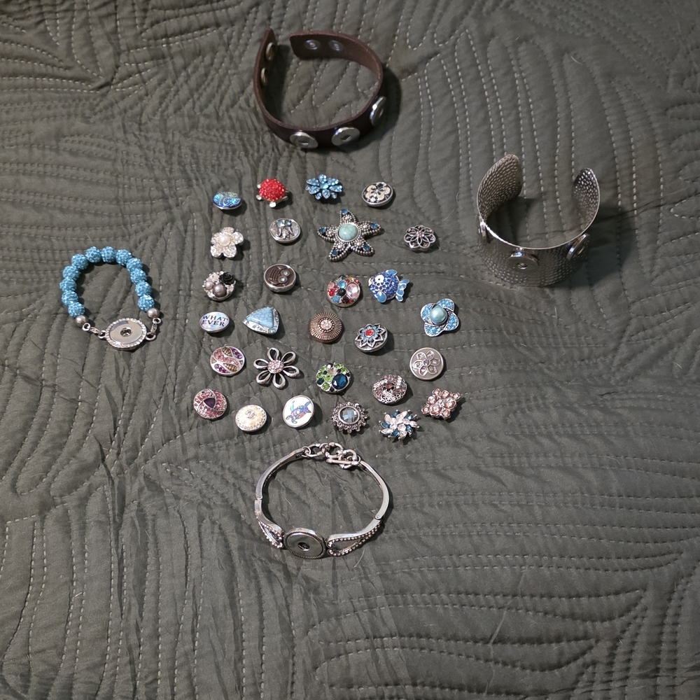 SALE 🏴󠁧󠁢󠁳󠁣󠁴󠁿 Assorted Snap Jewelry Set with Bracelets and Charms - Picture 6 of 15